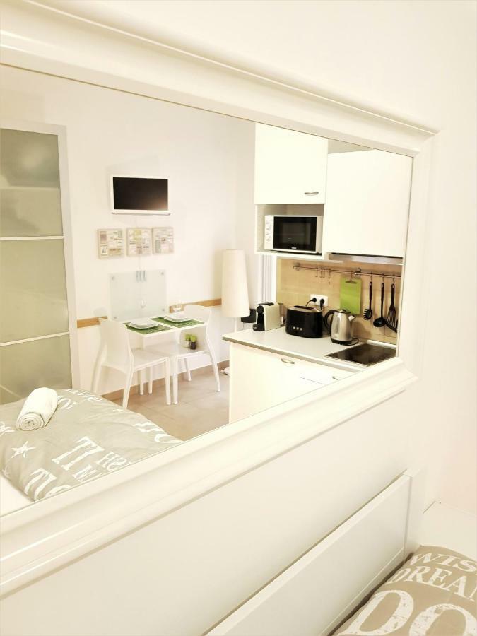 Cozy Studio With Parking Near City Center Прага Экстерьер фото