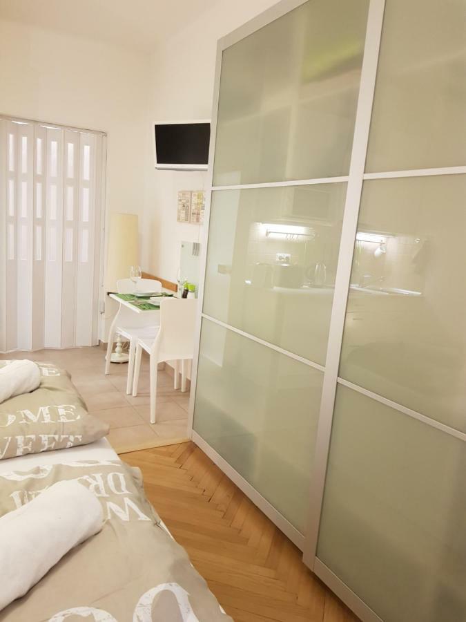 Cozy Studio With Parking Near City Center Прага Экстерьер фото